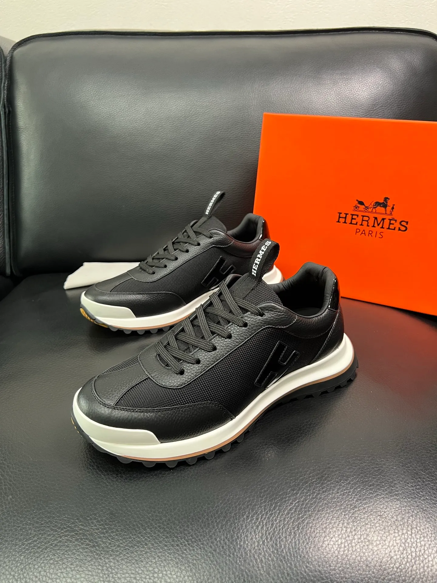 Men's shoes 💰800 Hermes top purchasing Hermes counters are on sale at the same time with original factory configuration, original cowhide imported from Italy and mesh fabric, high-quality splicing technology, fully imported water-dyed cowhide lining, soles: original soles specially provided by the original factory are super comfortable, the original factory follows the order and high quality, you can enter and exit the counter at will, you are welcome to compare and synchronize with the counter, code number 39-44 (customized 38 45) 85863